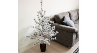  Konstgjord l&auml;rktr&auml;d i kruka, 1,2 x 0,7 m, m/sn&ouml; og ljus